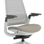 Steelcase Serie 1, ergonomischer Bürostuhl mit LiveBack-Lordosenstütze, 4D-Armlehnen und verstellbarer Kopfstütze, Farbe: Trüffel; Hergestellt in Europa